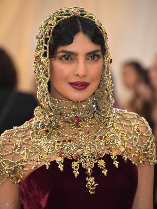 Priyanka Chopra merupakan pemenang Miss World 2000. Sejak itu, ia meniti karier sebagai model dan aktris ternama Bollywood. Namanya makin melambung di dunia akting dengan membintangi serial Amerika Serikat Quantico. (Foto: Getty Images)