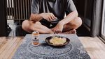 10 Pose Keren Petra Sihombing Ketika Makan Bersama Teman dan Ngopi Bareng Istri