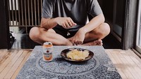 Ternyata Petra paling gemar ngemil. Sepiring keripik renyah jadi teman bersantainya di sore hari. Foto: Instagram @petra_sihombing