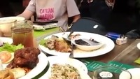  Wah, kali ini pemain sinetron asal Palu, Sulawesi Tengah itu sedang makan bareng lawan mainnya yaitu Umay dan Tisa. Foto: Instagram mpiii_15