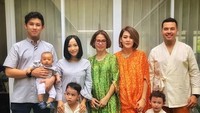 Mereka juga merayakan lebaran bersama keluarga besar Jevin Julian. Foto: (dok. Instagram)