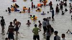 H+1 Lebaran, Pengunjung Banjiri Pantai Ancol