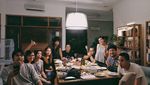 10 Pose Keren Petra Sihombing Ketika Makan Bersama Teman dan Ngopi Bareng Istri