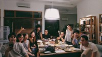 Tidak perlu ke restoran, makan malam di rumah ditemani dengan teman-teman terdekat jadi cara Petra untuk menghabiskan waktu bersama teman-temannya. Foto: Instagram @petra_sihombing