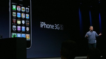 Ekseskutif Apple, Philip Schiler, memperkenalkan iPhone 3GS kala itu di gedung Moscone Center di San Francisco. Foto: Getty Images