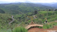 Betapa tidak, di obyek wisata yang berada diatas ketinggian 1.600 mdpl ini, kita bisa menyaksikan terbitnya matahari yang menyembul di balik Gujung Wayang dihiasi oleh awan dan kabut tebal. (Wisma Putra/detikTravel)