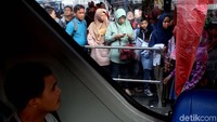 Begini penampakan antrean warga untuk berkeliling Jakarta menggunakan bus wisata, Sabtu (16/6/2018)