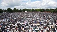 Umat Muslim di Inggris merayakan Idul Fitri 1439 H pada Jumat (15/6/2018). (Foto: REUTERS/Henry Nicholls)