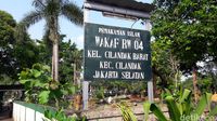 Anies halalbihalal di makam / 