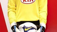 Ini saat menjadi kiper junior di Atletico Madrid, masih sangat kurus. Foto: Internet 