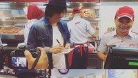 Gimana ya rasanya beli makanan fast food tapi dilayani penyanyi kondang? Lihat ini aksi Once saat melayani pengunjung restoran sambil memberikan tanda tangan. Seru ya! Foto: Instagram @oncemekelofficial