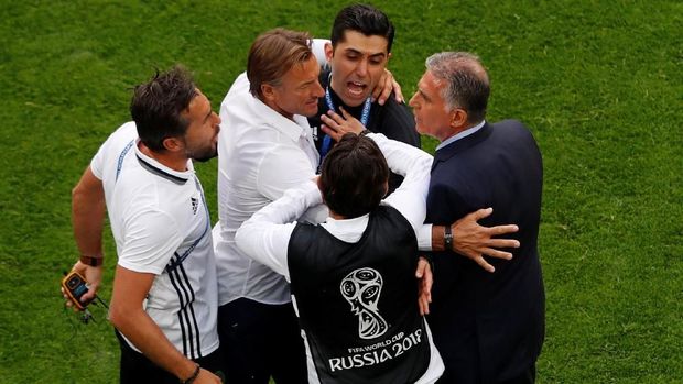 Herve Renard (kedua dari kiri) sempat berinteraksi dengan pelatih Iran Carlos Queiroz dalam laga pertama Grup B Piala Dunia 2018.