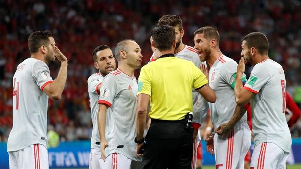 Para pemain timnas Spanyol sempat melakukan protes terhadap keputusan wasit.