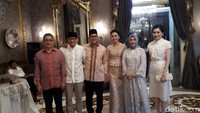 Sandiaga tampak datang mengenakan baju muslim serta peci dan tiba di rumah Rosan sekitar pukul 16.15 WIB.