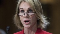 Dubes Amerika Serikat (AS) untuk Kanada, Kelly Knight Craft, menerima ancaman pembunuhan. Selain itu dia juga mendapat kiriman bubuk putih mencurigakan dari orang tak dikenal. Seperti diketahui hubungan AS-Kanada sedikit renggang karena kebijakan perdagangan oleh Donald Trump. (Foto: Dok. huffingtonpost.ca)