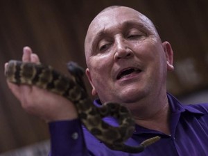 Tradisi Ibadat Pegang Ular di AS, Bertahan Meski Makan Korban