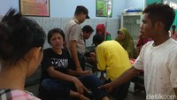 Kapal pengangkut wisatawan lokal menuju Pulau Satonda di Kecamatan Pekat, Kabupaten Dompu, NTB, terbalik di tengah laut. Kejadian itu membuat 1 orang tewas dan 5 lainnya luka-luka. (Faruk Nickyrawi-detik)