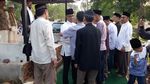 Foto: Anies Halalbihalal dengan Warga di Makam
