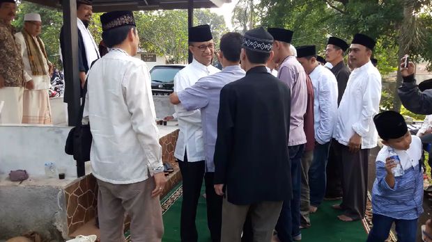 Anies halalbihalal bersama warga di makam / 