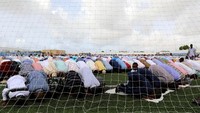 Umat muslim memenuhi lapangan sepak bola di Mogadishu, Somalia yang digunakan sebagai lokasi salat id. (Foto: REUTERS/Feisal Omar)