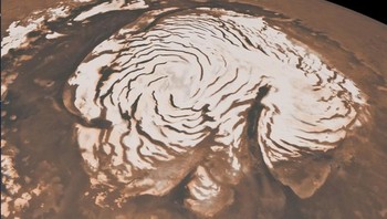 Pada tahun 2010, Mars Global Surveyor NASA menangkap gambar lapisan es Mars ini, yang berukuran sekitar 1.000 kilometer (621 mil). (Foto: NASA) 