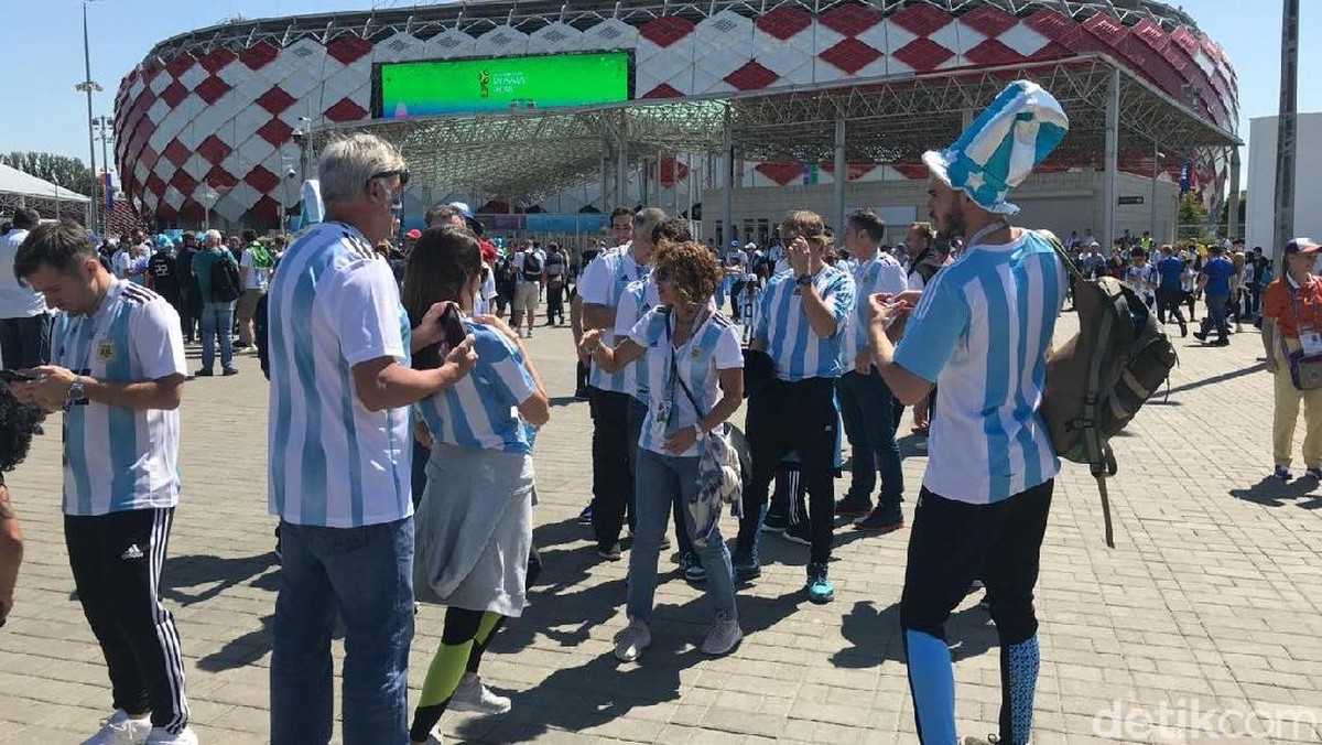 Spartak Arena membiru oleh suporter Argentina dan islandia (Resha Pratama/detikSport)