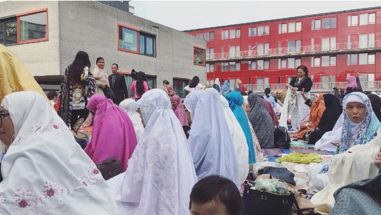Suasana Salat Id di Belanda (Istimewa/Puspita) Suasana Salat Id di Belanda (Istimewa/Puspita)