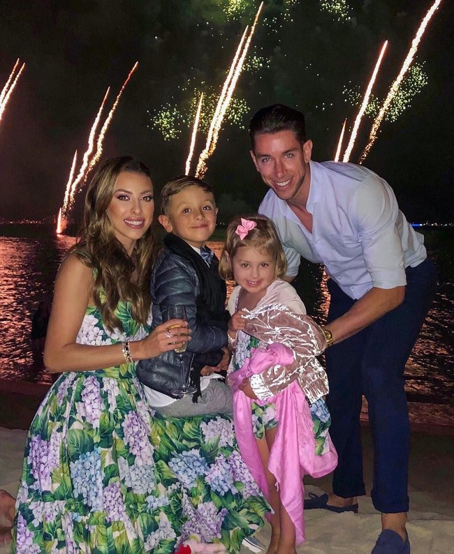 Dani Jones adalah istri dari penjaga gawang Brad Jones. Keduanya menikah pada 2015. Dani sendiri adalah mantan model yang pernah ikut Britains Next Top Model. Kini Dani berprofesi sebagai seorang psikoterapis. (Foto: Instagram)