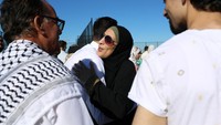 Sama seperti di Indonesia, umat muslim di AS juga saling bersalaman dan bermaaf-maafan usai salat id. (Foto: REUTERS/Gabriela Bhaskar)