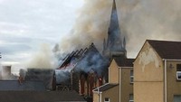 Lebih dari 70 petugas pemadam kebakaran diterjunkan. (Foto: Dok. Marcus Hughes/Wales Online)