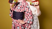 Bersama sahabatnya, Natasha Rizky, Ratna memiliki bisnis kuliner Sissy Rice. Berupa sushi rasa Nusantara. Foto: Instagram @ratnagalih