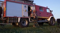 Pasangan bernama Anna dan Sebastian Schlüter merombak sebuah truk pemadam kebakaran Mercedes-Benz tahun 1987. Istimewa/Inhabitat.
