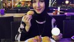 Makin Cantik Saat Berhijab, Intip 10 Gaya Kulineran Ratna Galih