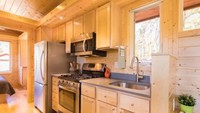 Tempat tidur di dalamnya terdiri dari berbagai ukuran mulai dari King size, Queen size, hingga kamar mandi, dan dapur mewah yang dipasang dengan peralatan berukuran penuh. Istimewa/Inhabitat.