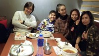 Pemilik nama lengkap Elfonda Mekel ini kerap membagikan momen makannya lewat media sosial. Once sering menikmati makanan usai manggung sambil hangout dan ngobrol seru. Foto: Instagram @oncemekelofficial