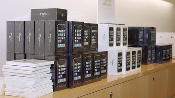 Inilah kemasan iPhone 3GS di Apple Store yang siap dijual sesaat setelah peluncurannya pada tanggal 8 Juni 2009 atau sekitar 9 tahun yang lalu. Ada pilihan warna putih dan hitam. Foto: Getty Images