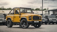 Kahn yang suka mengotak-atik mobil keluaran Land Rover, berjanji memberikan mobil khusus untuk pemain Three Lions yakni Defender edisi Piala Dunia dan juga pelat nomor-pelat nomor berharga mahal kalau pemain Inggris menang. Foto: dok. khan design