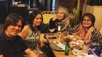  Bersama kerabatnya, momen makan kali ini terlihat hangat. Once jadi satu yang paling ganteng nih karena semuanya perempuan cantik.  Foto: Instagram @oncemekelofficial