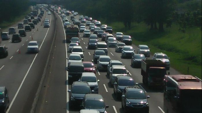 Foto: Sistem contraflow di Tol Jakarta Cikampek. (Nandang Kuswara/warga) Foto: Sistem contraflow di Tol Jakarta Cikampek. (Nandang Kuswara/warga)