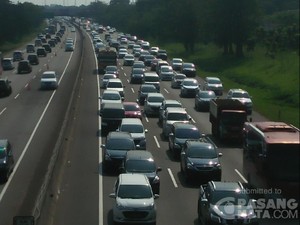 Tol Japek Arah Jakarta Diberlakukan Contraflow Mulai Km 61