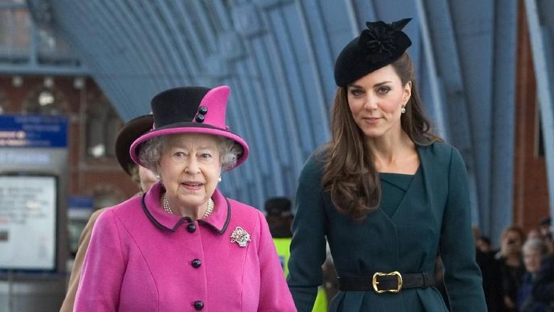 Kate Middleton & Ratu Elizabeth II LONDON, UNITED KINGDOM - MARCH 08: Queen Elizabeth II and Catherine, Duchess of Cambridge (R) arrive at St Pancras station, before boarding a train to visit the city of Leicester, on March 8, 2012 in London, England. The royal visit to Leicester marks the first date of Queen Elizabeth IIs Diamond Jubilee tour of the UK between March 8 and July 25, 2012. (Photo by Anthony Devlin - WPA Pool/Getty Images)