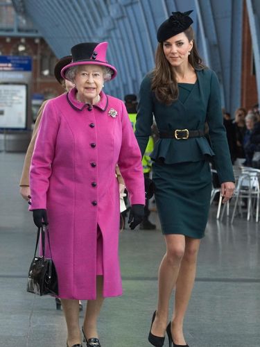 Ratu Elizabeth II Tak Pernah Ganti Tas, Benda Apa Saja Sih di Dalamnya?