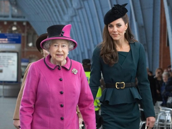 LONDON, UNITED KINGDOM - MARCH 08:  Queen Elizabeth II and Catherine, Duchess of Cambridge (R) arrive at St Pancras station, before boarding a train to visit the city of Leicester, on March 8, 2012 in London, England. The royal visit to Leicester marks the first date of Queen Elizabeth IIs Diamond Jubilee tour of the UK between March 8 and July 25, 2012.  (Photo by Anthony Devlin - WPA Pool/Getty Images)