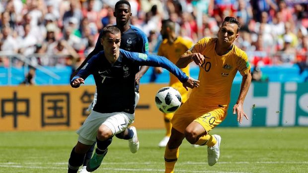 Antoine Griezmann sukses mengeksekusi penalti ke gawang Australia. (