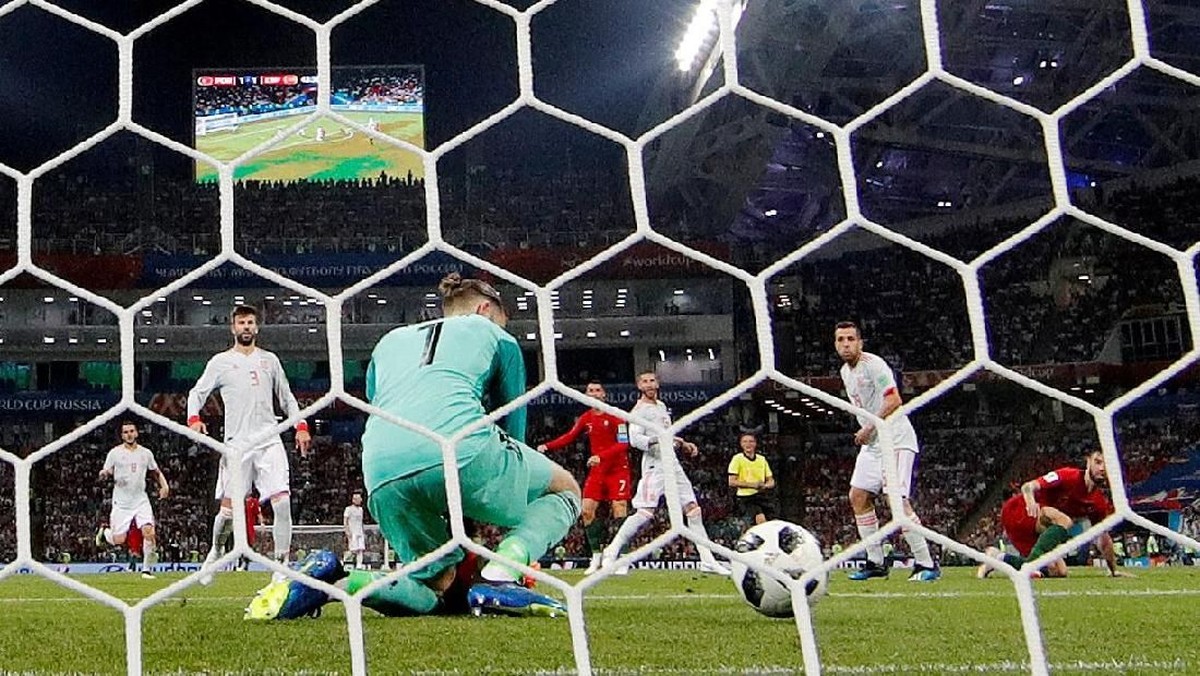 David De Gea masih relaks setelah bikin blunder dalam laga Portugal vs Spanyol (Foto: Murad Sezer/Reuters)