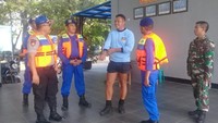 Prajurit TNI AL yang berjaga di Dermaga Pondok Dayung sempat melepaskan tembakan ke bagian belakang kepala buaya. Namun buaya tersebut masuk ke air lalu menghilang.