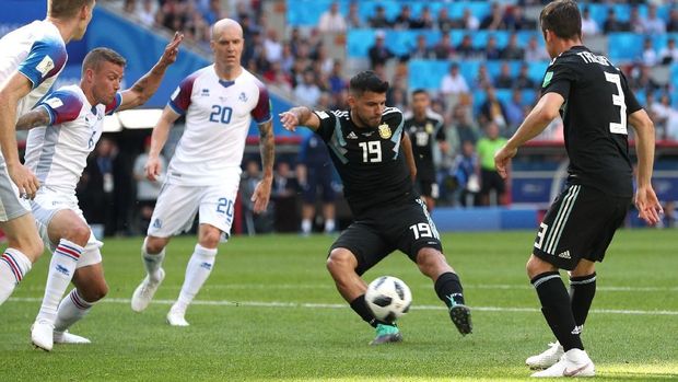 Sergio Aguero mencetak gol pembuka pada laga Argentina vs Islandia.