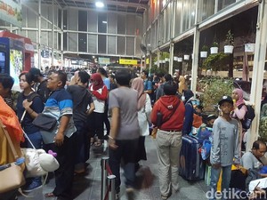 Hari Kedua Lebaran, Stasiun Senen Masih Dipadati Pemudik