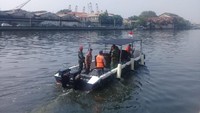 Secara standar (SOP) pengamanan di area pantai telah dipasang jaring di area beach pool agar pengunjung nyaman. Selain itu, tim pengaman pantai (life guard) terus berjaga 24 jam untuk mengawasi aktivitas di area pantai dan terus berkoordinasi dengan pihak Satuan Kopaska Pondok Dayung, ujar dia.