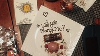 So sweet! Ini cara Petra melamar sang istri, yaitu melalui tulisan manis di sepiring cake cokelat yang dihias cantik. Foto: Instagram @petra_sihombing